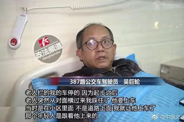 可怜！搬迁社区没装电梯 一老人跪爬楼梯上楼